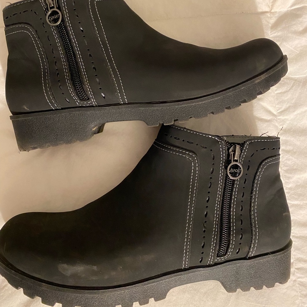 Cute black ankle booties!!